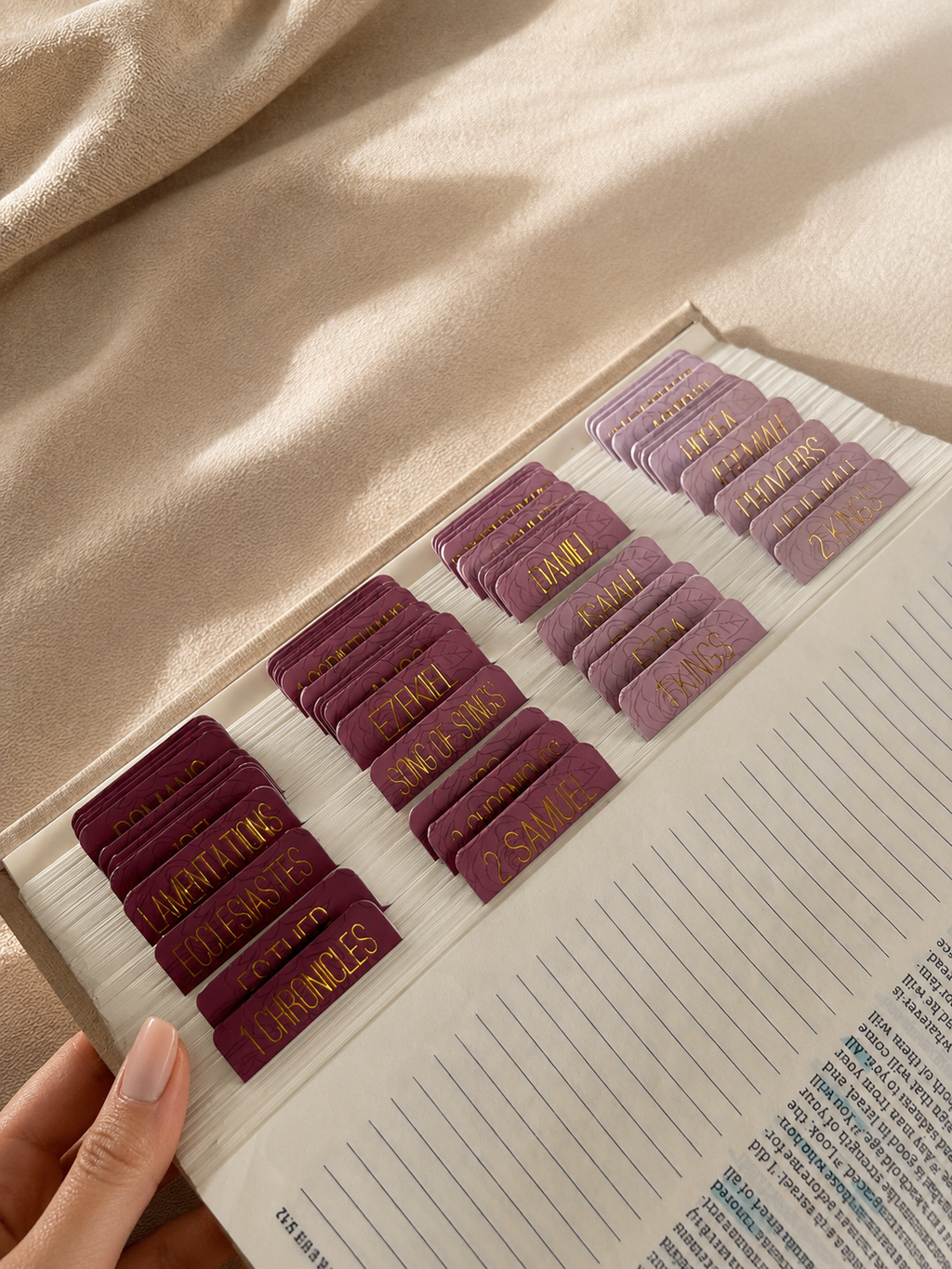 Pestañas adhesivas con revestimiento mate de color azul neutro para la Biblia