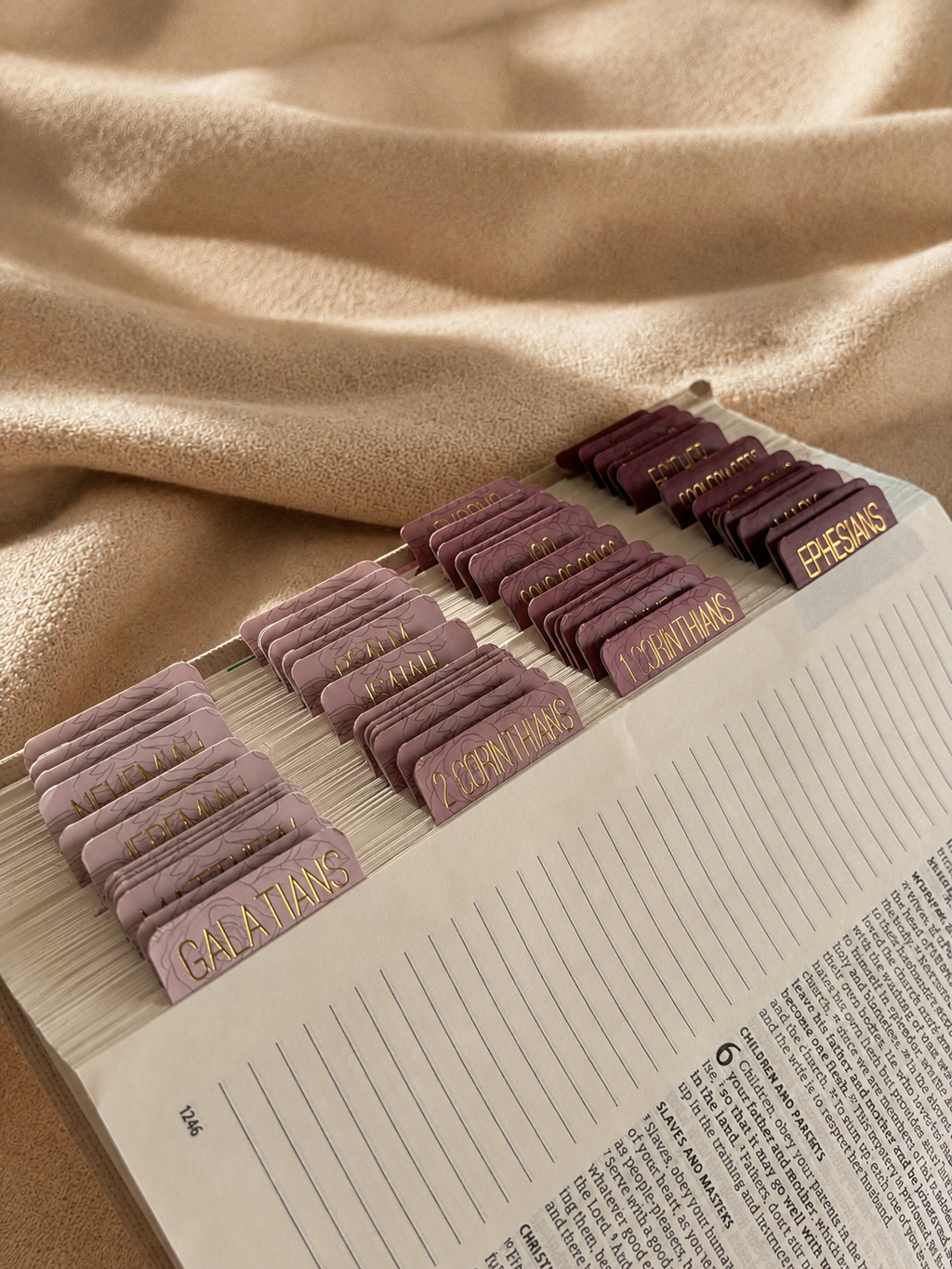 Pestañas adhesivas con revestimiento mate de color azul neutro para la Biblia